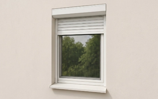 Weißes Außenfenster mit montiertem Rollladen, passgenauem Insektenschutzgitter und heller Fassade